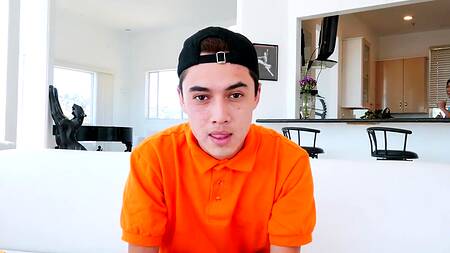 Пацан решил стать блогером и выебал сестру перед камерой