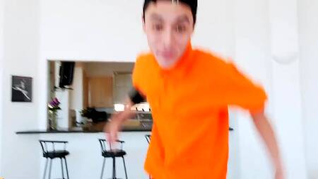 Пацан решил стать блогером и выебал сестру перед камерой