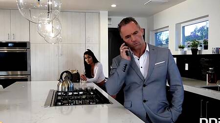 Горничная на вес золота, она и уборку делает и сексом занимается