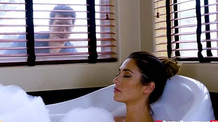 Захотел помыть красотке спину и заодно её трахнул