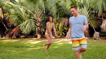 Парень во дворе обливает мулатку водой и трахает её