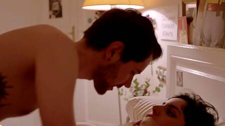 Пара трахается перед вебкой, а брюнетка смотрит на них