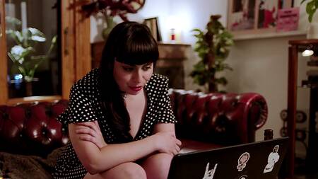 Пара трахается перед вебкой, а брюнетка смотрит на них