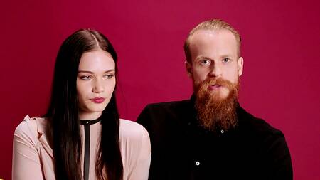 Пара трахается перед вебкой, а брюнетка смотрит на них