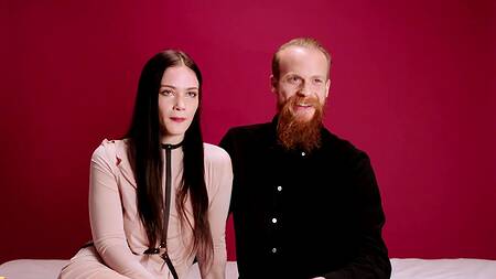 Пара трахается перед вебкой, а брюнетка смотрит на них