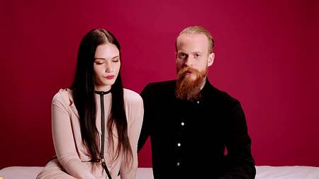 Пара трахается перед вебкой, а брюнетка смотрит на них