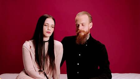 Пара трахается перед вебкой, а брюнетка смотрит на них