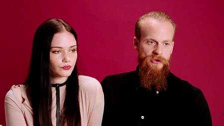 Пара трахается перед вебкой, а брюнетка смотрит на них