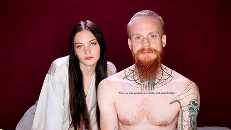 Пара трахается перед вебкой, а брюнетка смотрит на них