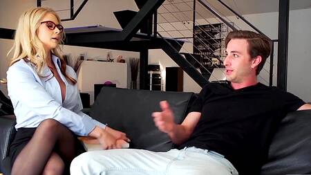 Уверенный в себе студент разводит на секс красивую училку
