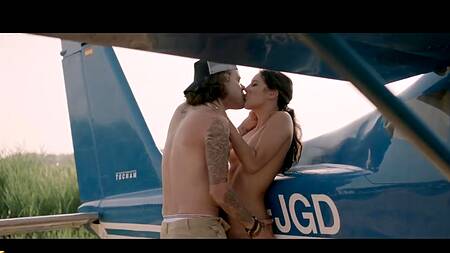 Худышка после полета трахается с пилотом в поле