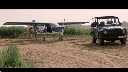 Худышка после полета трахается с пилотом в поле