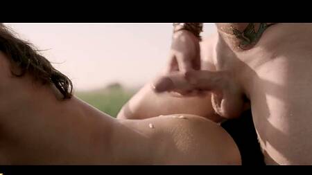 Худышка после полета трахается с пилотом в поле