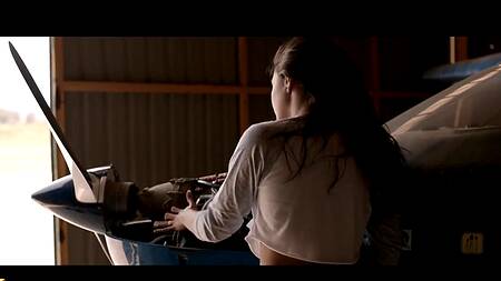 Худышка после полета трахается с пилотом в поле