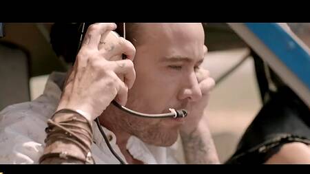 Худышка после полета трахается с пилотом в поле