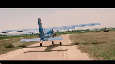 Худышка после полета трахается с пилотом в поле