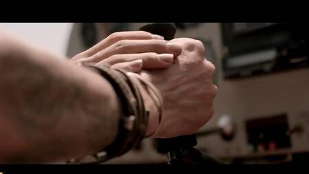 Худышка после полета трахается с пилотом в поле