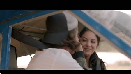 Худышка после полета трахается с пилотом в поле