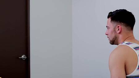 Красотка в чулках трет киску и соблазняет на секс