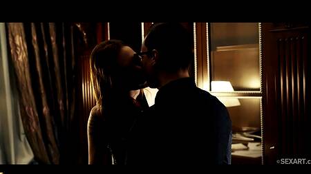 Секретарша в корсете хочет, чтобы бос над ней доминировал и трахал