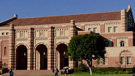 Блондинка загорает голой и это провоцирует страстный секс