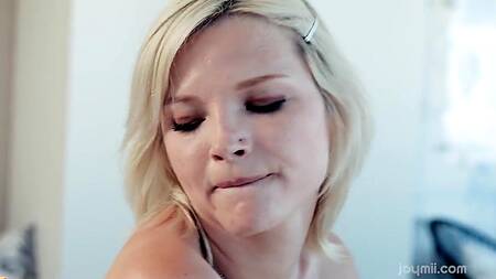 Худышке на первом свидании понравилось кататься на члене