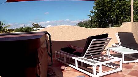 Худышка не позагорала обнаженной, но зато занялась сексом