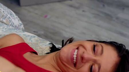 Веселая красотка на кастинге жарко трахается с мужиком