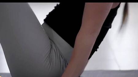 Девушка занимается йогой, чтобы ебаться в разных позах