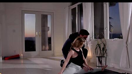 Девушка занимается йогой, чтобы ебаться в разных позах