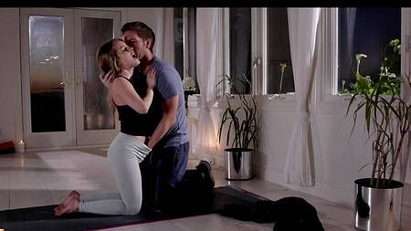 Девушка занимается йогой, чтобы ебаться в разных позах