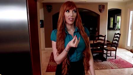 Пока жена осматривает дом, муж в ванной комнате трахает рыжую риэторгу