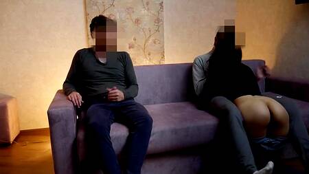 Два пацана ебут с двух сторон худенькую русскую телочку