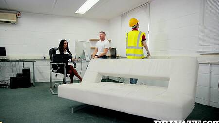 Ребята приходят делать ремонт и трахают телку в офисе