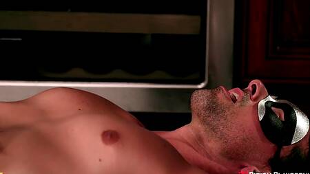 Мужик славно отметил новый год, трахнув черную телку в маске