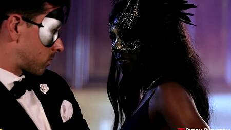 Мужик славно отметил новый год, трахнув черную телку в маске