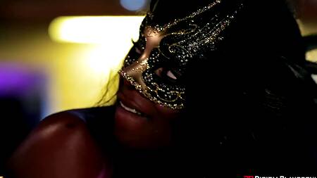 Мужик славно отметил новый год, трахнув черную телку в маске