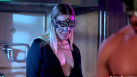 Мужик славно отметил новый год, трахнув черную телку в маске