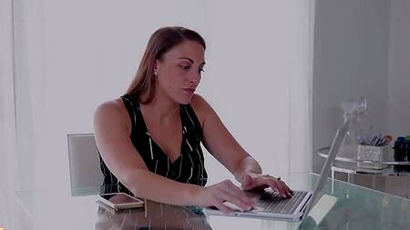 Жена дарит мужу свою худенькую подругу, чтобы тот её трахал