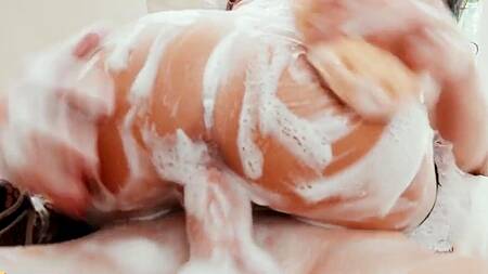 Заливает тело горничной мыльной пеной и жестко её трахает