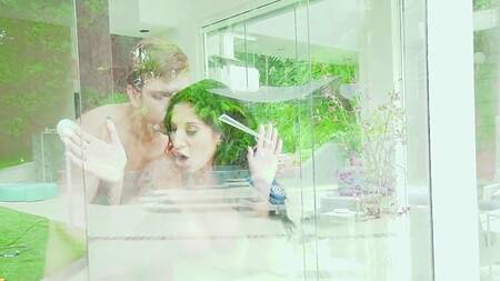 Заливает тело горничной мыльной пеной и жестко её трахает