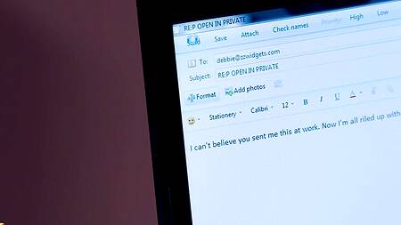 Рыжая бизнес-леди жарко трахается с деловым партнёром на работе