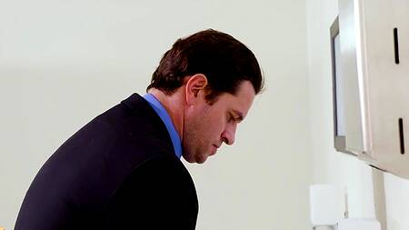 Рыжая бизнес-леди жарко трахается с деловым партнёром на работе