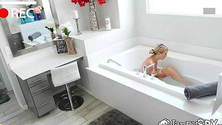 Увидел голую домработницу в ванне и трахнул её