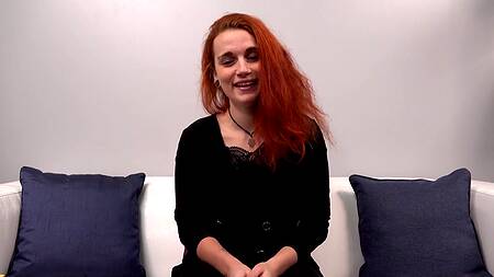 Рыжая телка хорошо себя проявляет на кастинге