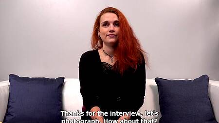 Рыжая телка хорошо себя проявляет на кастинге