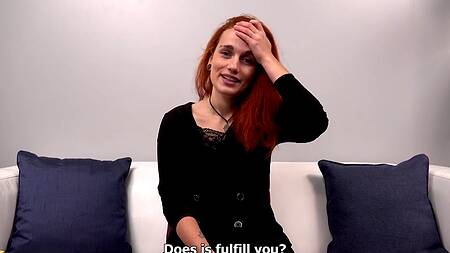 Рыжая телка хорошо себя проявляет на кастинге