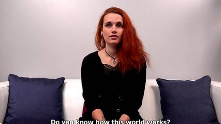 Рыжая телка хорошо себя проявляет на кастинге