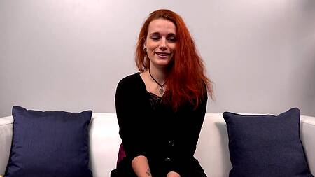 Рыжая телка хорошо себя проявляет на кастинге