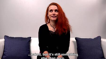 Рыжая телка хорошо себя проявляет на кастинге